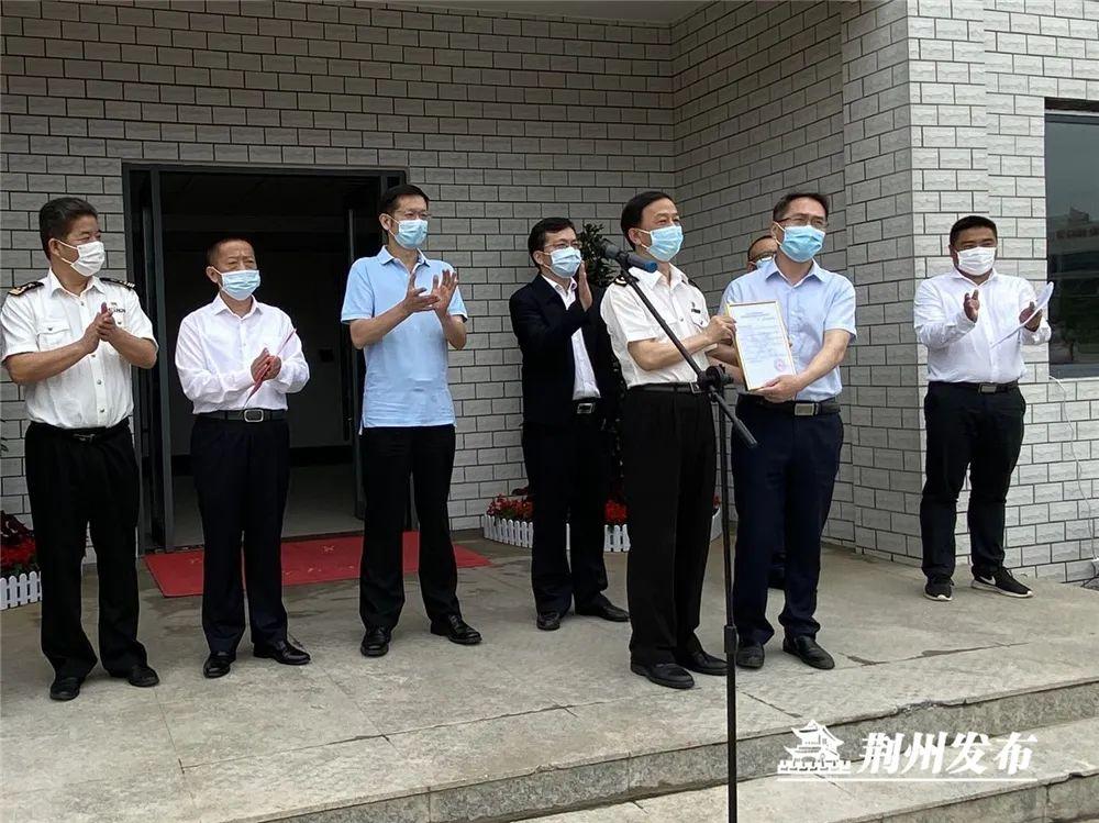 长江二十吨货轮，探索图片中的水运传奇