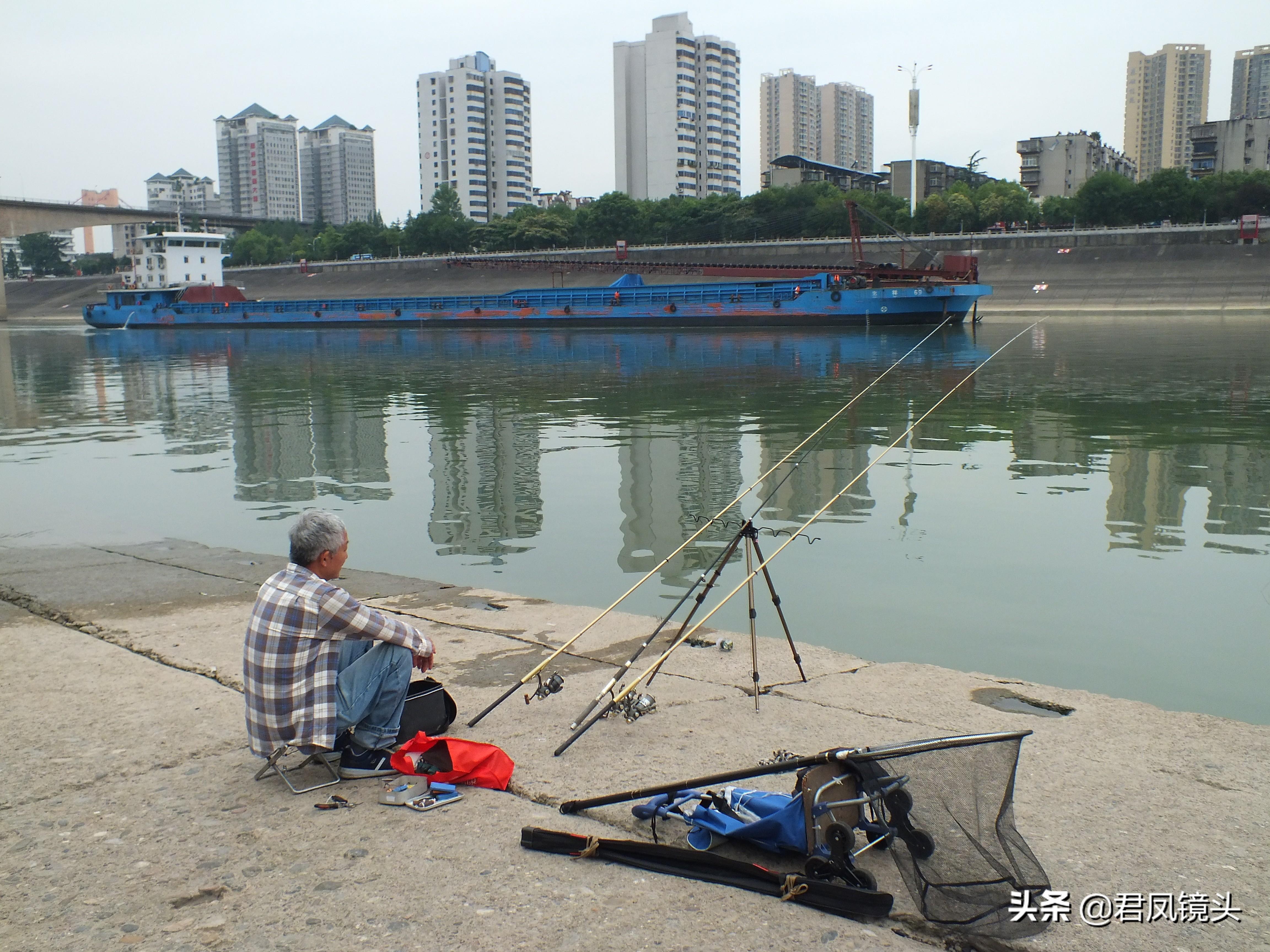 长江货船停靠码头，物流枢纽的繁忙画卷