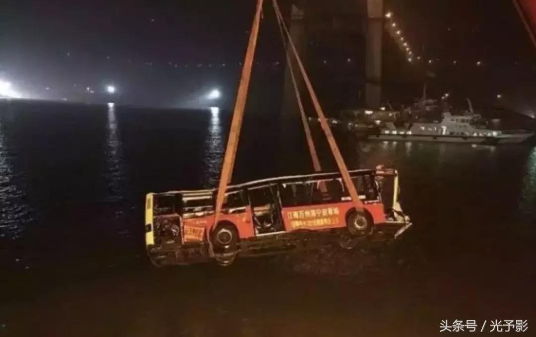 重庆的长江上，为何难觅船只的踪迹