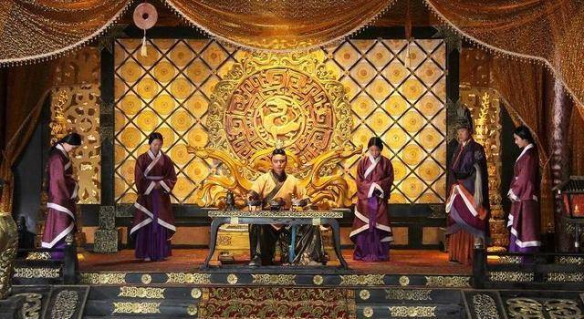 暴君黄金台上意，权力、传奇与历史的交织