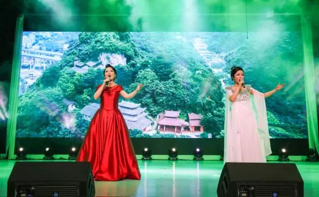 表演艺术中的女生声音，探索语音的魅力与表达