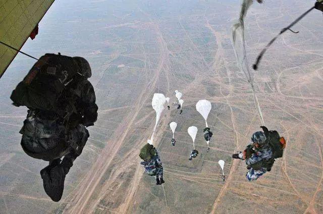 伞兵救战友，英勇无畏的空中救援行动