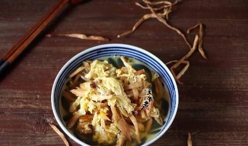 蛋花汤与黄花菜的完美融合，一道家常美食的烹饪故事