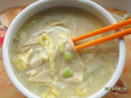 豆腐皮蛋花汤，一道家常美食的制作秘诀