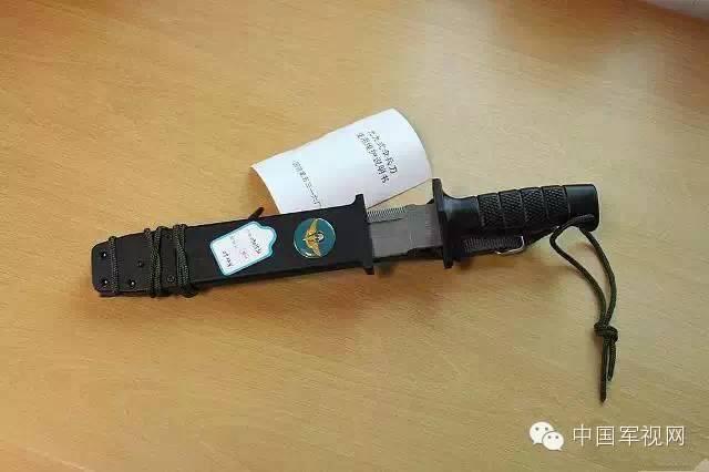 探索95式伞兵军刀，图片与细节解析