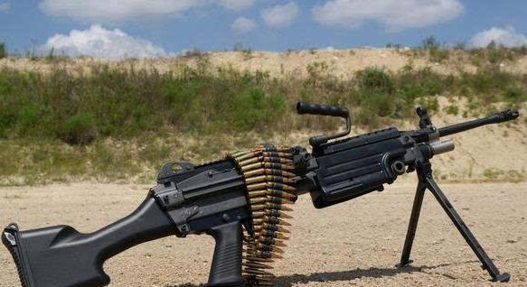 M249伞兵型机枪，空中突击力量的核心