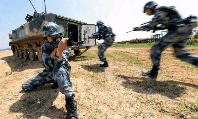 伞兵战车空降视频，现代战争中的震撼瞬间