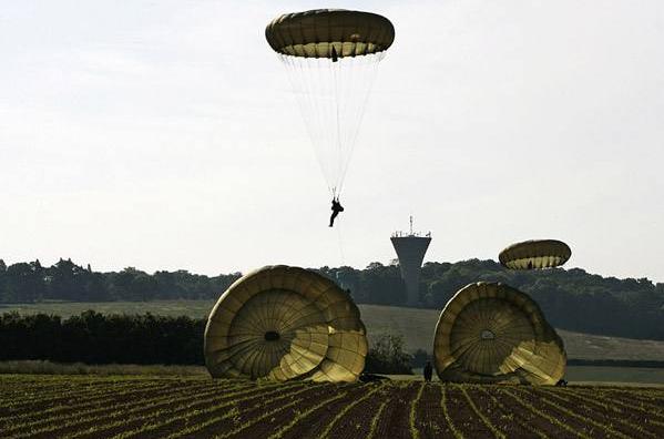 坐伞兵空降车的独特感受