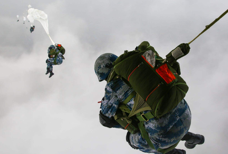 伞兵降临，空降兵的特殊使命与英勇事迹
